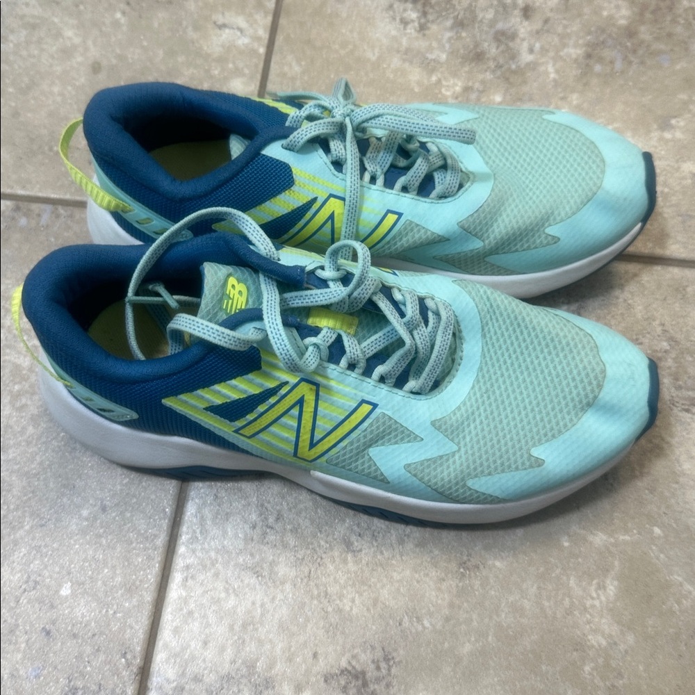 Girls (big kid) New Balance rave run sneaker
Size 6